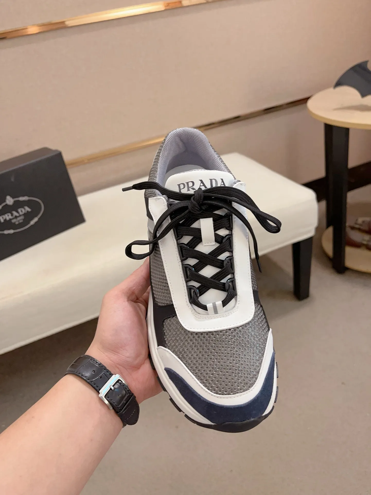 Men's shoes 💰 462💰🇮🇹🇮🇹PRADA (Prada) top 🔍🔍 new models are on sale at the same time at the counter, uppers 🇮🇹 Italian imported first-layer cowhide fabric Fully imported genuine leather lining 💪💪, completely 1⃣️ to 1⃣️ replica 🇮🇹💪💪, ⚠ sole: original sole provided by the original factory, exclusive movable molded foam outsole super comfortable, ⚠ original factory follow-up, 🔍🔍 high quality, you can go in and out of the counter at will, welcome to compare⚠. Code number: 38-44 (45.46 is custom-made and cannot be returned or exchanged)